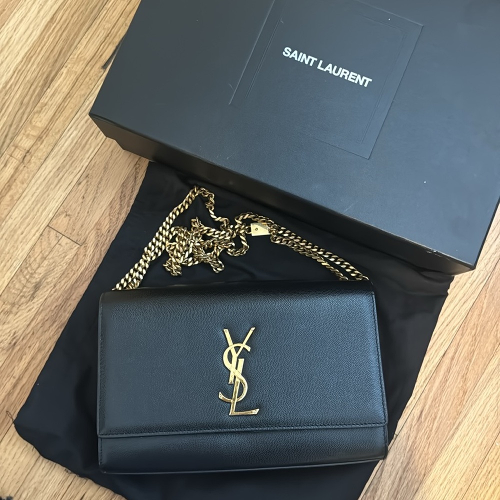 Saint Laurent
Kate Medium YSL Crossbody Bag in Grained Leather - Picture 2 of 11